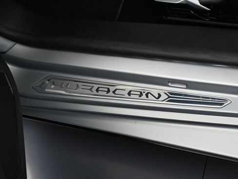 Used 2022 Lamborghini Huracan EVO image 17