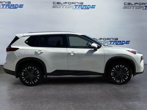 Used 2025 Nissan Rogue SL w/ Tech Package FWD image 4