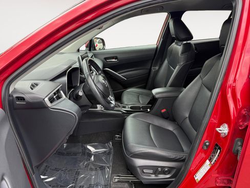 Used 2024 Toyota Corolla Cross XLE FWD image 10