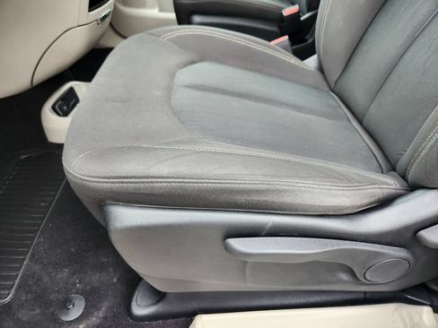 Used 2020 Chrysler Voyager L FWD image 23