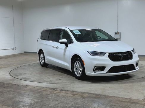 Used 2023 Chrysler Pacifica Touring-L FWD image 3