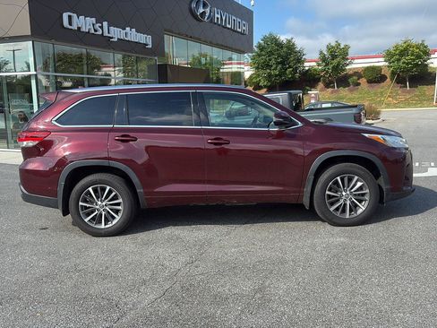 Used 2018 Toyota Highlander XLE AWD/4WD image 5