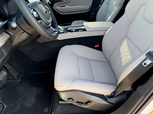 New 2026 Volvo XC90 B6 Plus w/ Protection Package Premier image 18