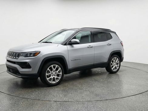 Used 2025 Jeep Compass Limited AWD/4WD image 2
