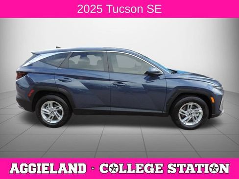 Used 2025 Hyundai Tucson SE FWD image 2