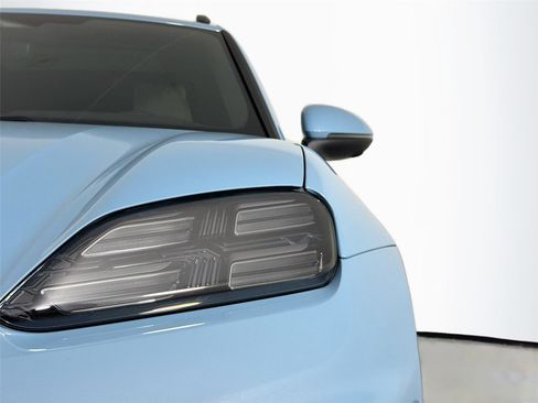 Used 2026 Porsche Macan Electric RWD image 15