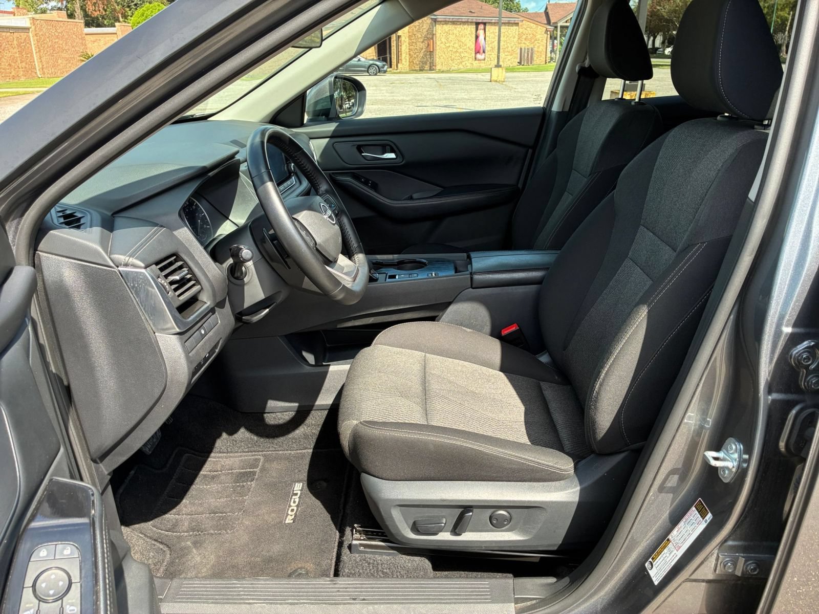 Used 2025 Nissan Rogue SV FWD image 28