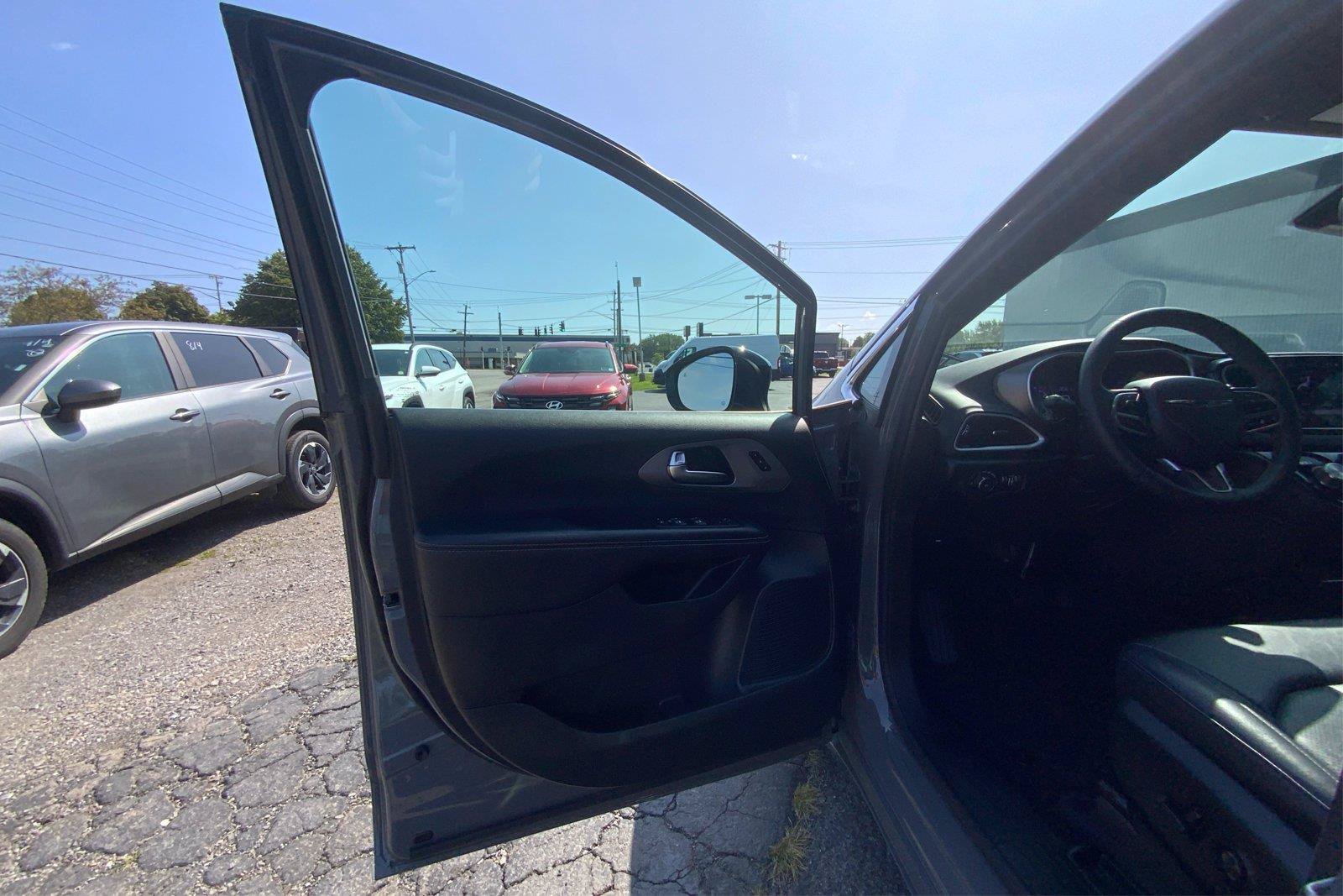 Used 2025 Chrysler Pacifica Select FWD image 20