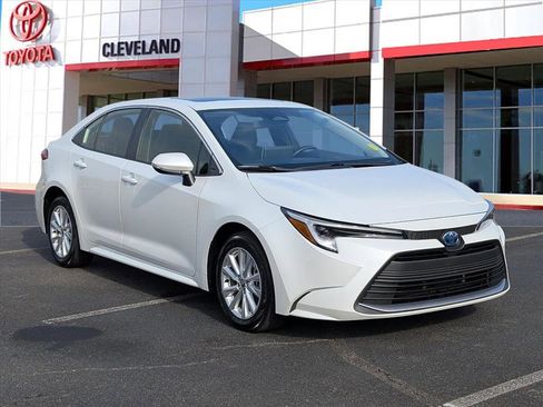 Used 2025 Toyota Corolla XLE image 1