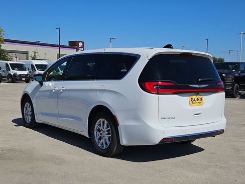 New 2026 Chrysler Pacifica Select image 5