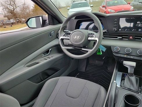 Used 2025 Hyundai Elantra SE image 13