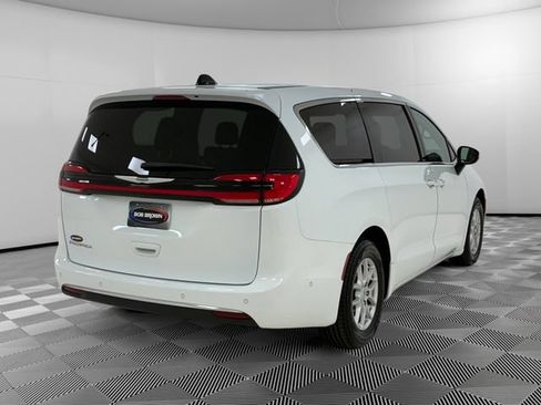 Used 2023 Chrysler Pacifica Touring-L FWD image 5