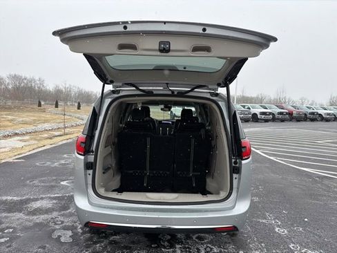 Used 2024 Chrysler Pacifica Touring-L image 7