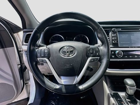 Used 2017 Toyota Highlander XLE FWD image 11