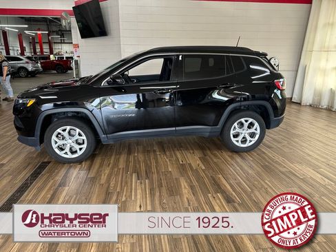 Used 2024 Jeep Compass Latitude AWD/4WD image 2