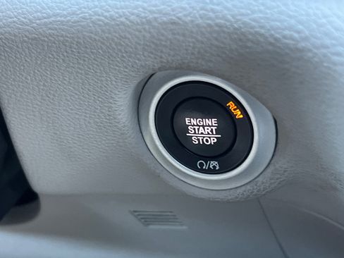 Used 2023 Chrysler Pacifica Limited image 28