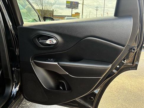 Used 2019 Jeep Cherokee Limited image 18