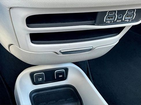 Used 2021 Chrysler Pacifica Touring-L image 24