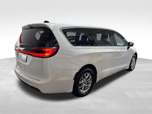 Used 2023 Chrysler Pacifica Touring-L FWD image 5