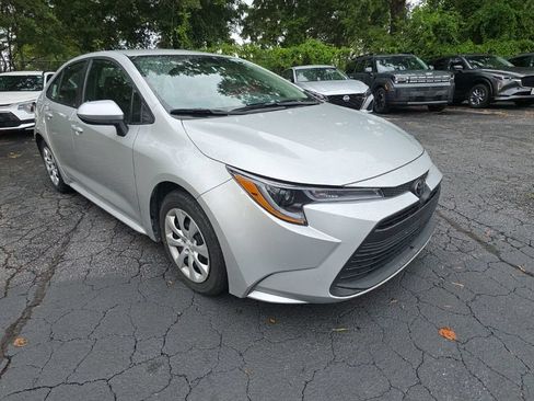 Used 2025 Toyota Corolla LE FWD image 3