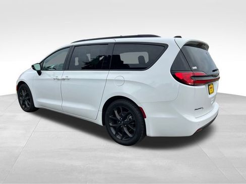 Used 2025 Chrysler Pacifica Limited image 7