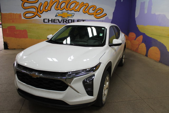 Used 2025 Chevrolet Trax LS w/ LS Convenience Package FWD image 4