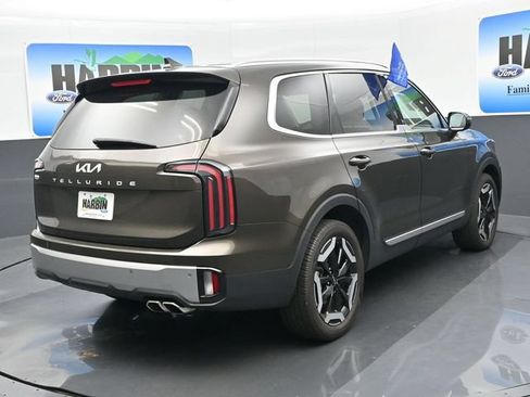Used 2023 Kia Telluride EX w/ EX Captain's Chair Package FWD image 5