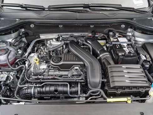 Certified 2025 Volkswagen Taos SE image 27