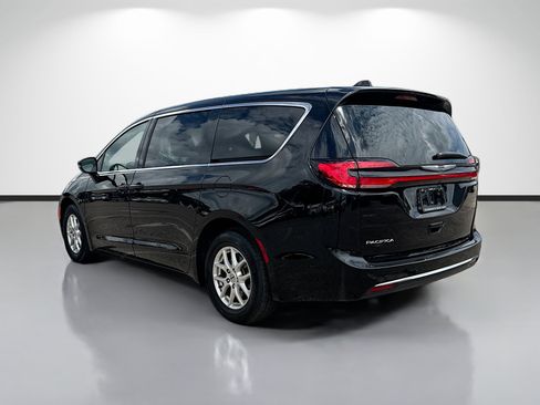 Used 2025 Chrysler Pacifica Select FWD image 5