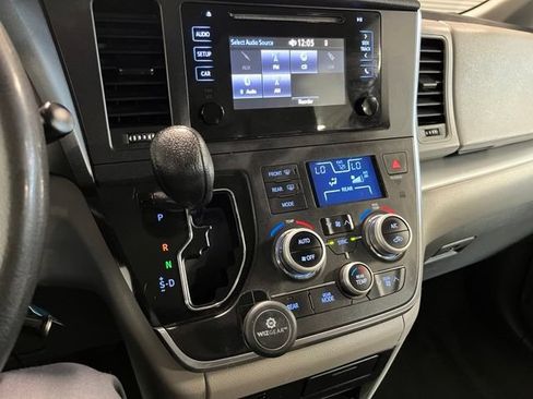 Used 2017 Toyota Sienna L FWD image 25