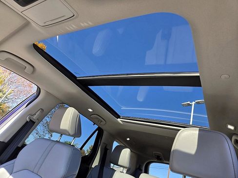 Used 2025 Honda Pilot Touring image 10