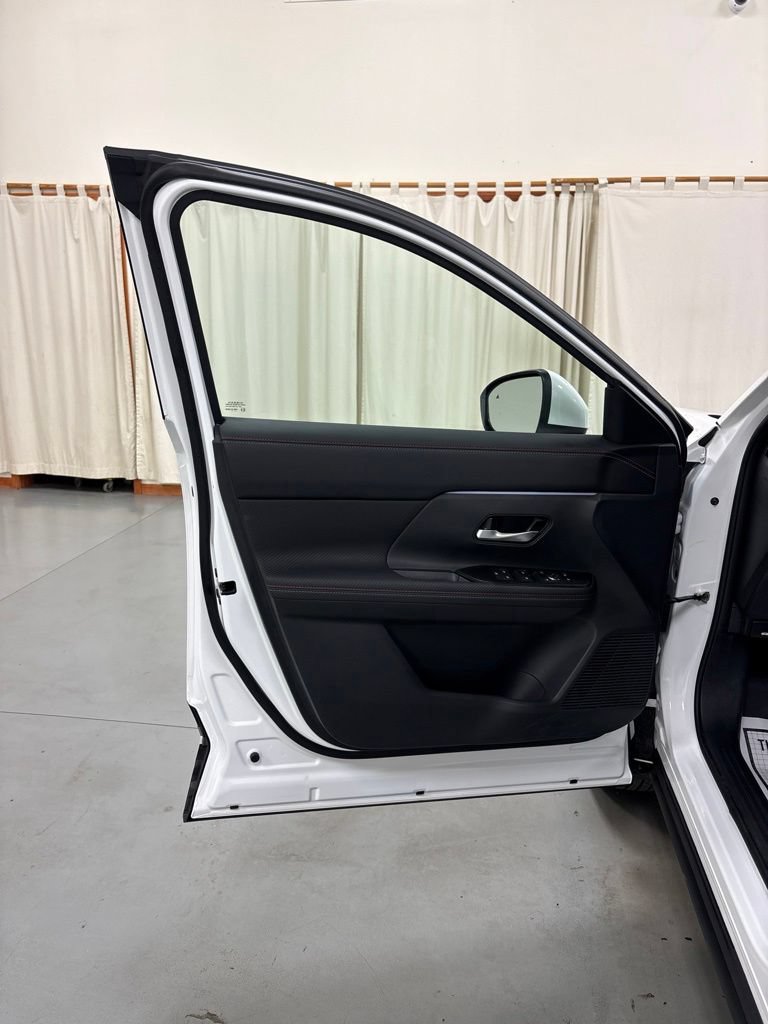 Used 2025 Nissan Kicks SR FWD image 15