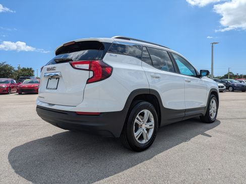 Used 2022 GMC Terrain SLE w/ Driver Convenience Package FWD image 4