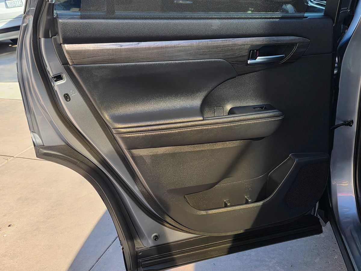 Used 2021 Toyota Highlander Platinum AWD/4WD image 30