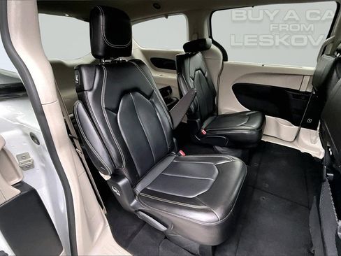 Used 2023 Chrysler Pacifica Touring-L image 26