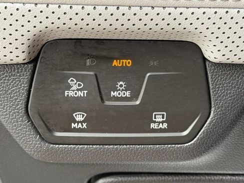 Used 2024 Volkswagen Atlas Peak Edition SE AWD/4WD image 32