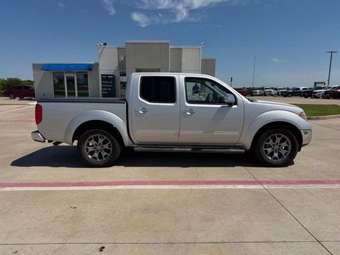 Used 2019 Nissan Frontier SL RWD image 2
