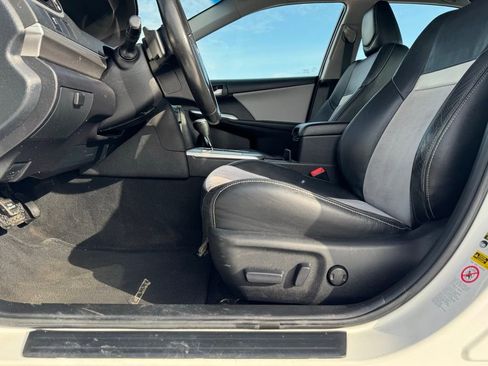 Used 2012 Toyota Camry SE w/ Leather Pkg image 10