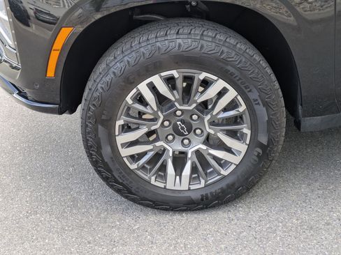 Used 2025 Chevrolet Suburban Z71 AWD/4WD image 11