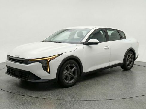 Used 2025 Kia K4 FWD image 3
