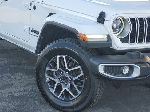 Used 2025 Jeep Wrangler Unlimited Sahara AWD/4WD image 3