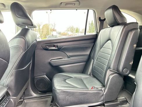 Used 2022 Toyota Highlander XLE image 25