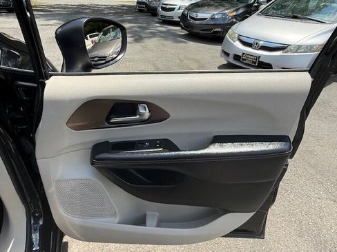 Used 2020 Chrysler Voyager Lxi image 11