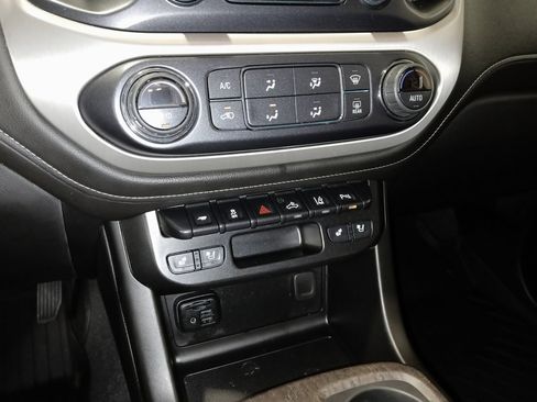 Certified 2022 GMC Canyon Denali image 20