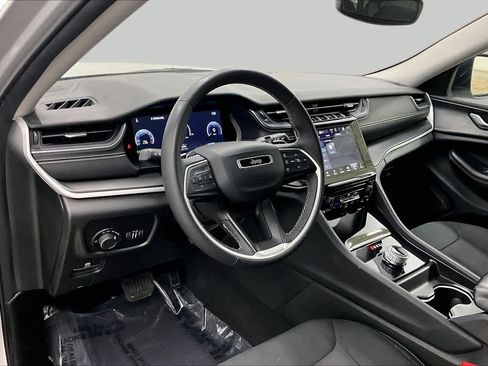 Used 2024 Jeep Grand Cherokee Laredo RWD image 17