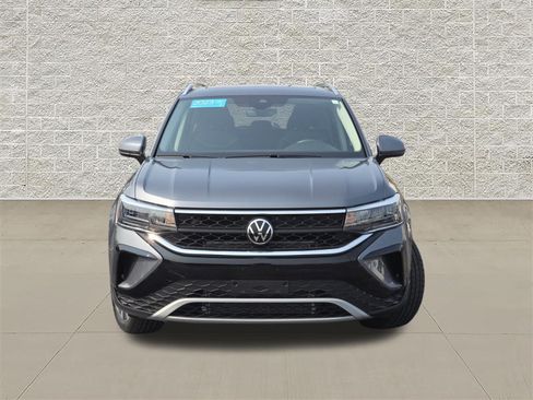 Certified 2023 Volkswagen Taos SE w/ Panoramic Sunroof Package FWD image 2