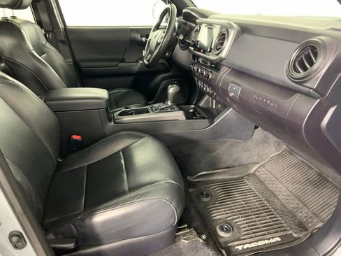 Used 2018 Toyota Tacoma TRD Off-Road w/ TRD Premium Off Road Package AWD/4WD image 15
