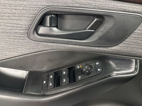 Used 2023 Nissan Rogue S image 28