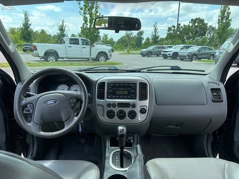 Used 2005 Ford Escape XLT AWD/4WD image 25