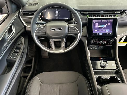 New 2025 Jeep Grand Cherokee Laredo w/ Luxury Tech Group I RWD image 15